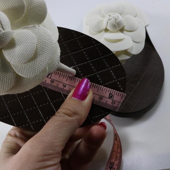 Fabric White Classic Camelia Flower Logo Thong Sandals Flip Flops B722 - Picture 2 of 12